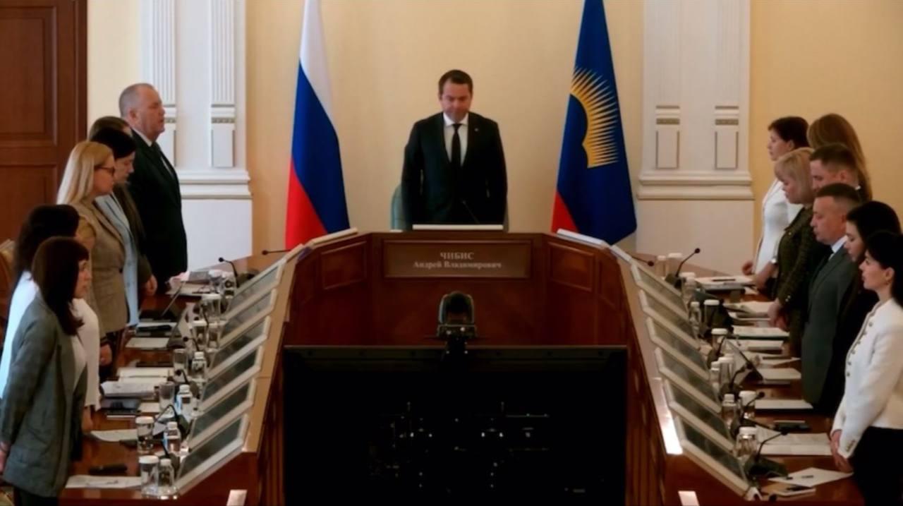 Оперативное совещание в правительстве Мурманской области началось с минуты молчания
